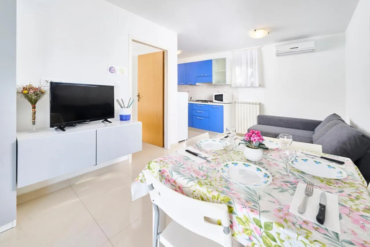 Anna Apartments Zambratija