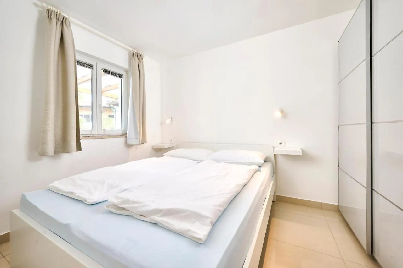 Anna Apartments Zambratija